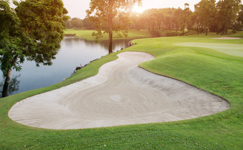 砂中绿色高尔夫球场球道沙坑照片