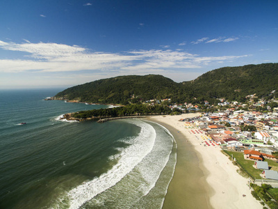 在弗洛里亚诺波利，巴西巴拉达拉各斯海滩的鸟瞰图。7 月，到 2017 2017年
