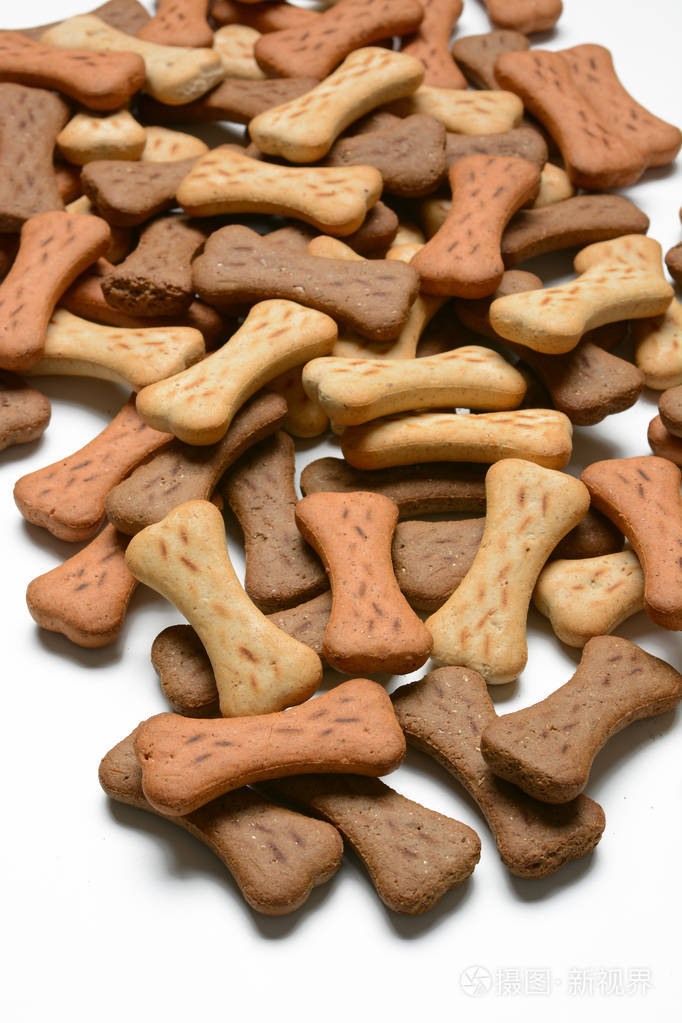 在白色背景下骨头的形状的狗饼干