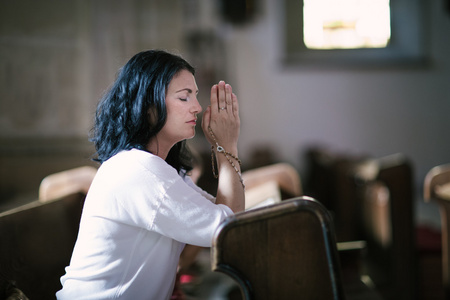 女性祈祷许愿图片