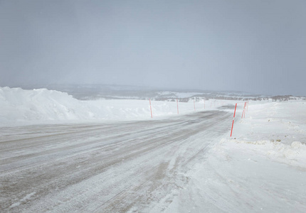 一道亮丽的风景,与挪威冬季的白路照片-正版商用图片