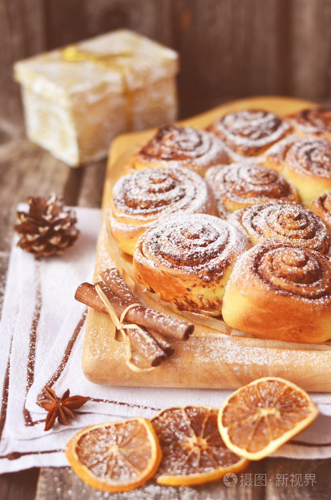 肉桂糕点用肉桂棒健美照片木制的桌子上
