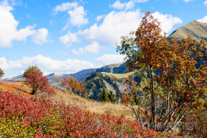 在法国的阿尔卑斯山的秋景