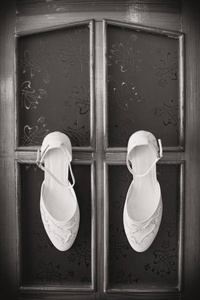 高跟鞋和银辉煌耳环在羊皮新娘婚礼鞋