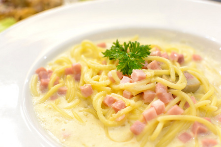 与火腿和蘑菇意大利面条 Carbonara