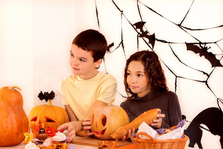 万圣节派对与持有捣蛋的儿童照片