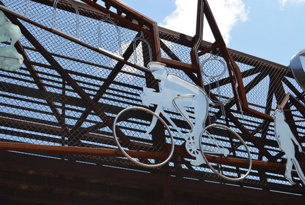 桥上的金属自行车