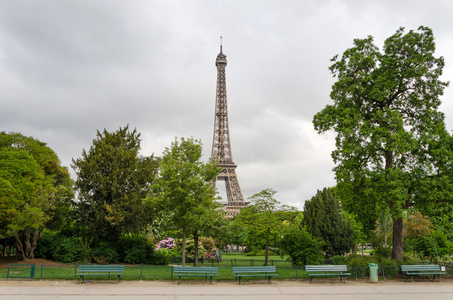 埃菲尔铁塔在 Champ de Mars 公园