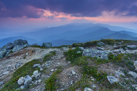 在山与太阳在黎明时的夏日风景