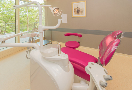 牙医现代房间配备设备和工具