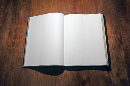 打开空白的书照片