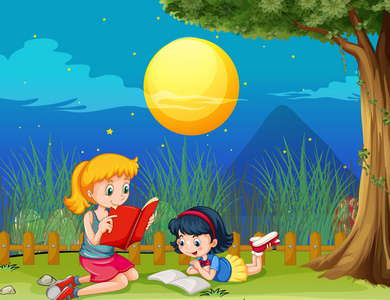 夜晚阅读两个女孩在满月的夜晚看书照片