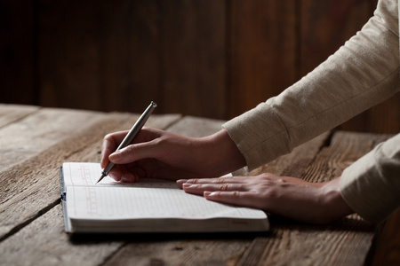 用笔在一个笔记本上用笔写手照片