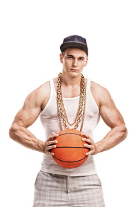 肌肉男子拿着篮球