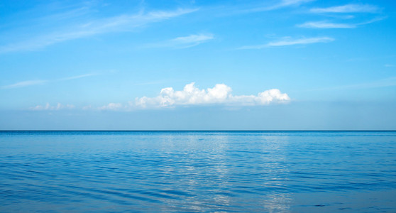 蓝色海面平静的蓝色海面照片