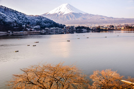 富士山秋季在河口湖雪山, 富士山是著名的日本山, 旅游人士称富士山为富士, 富士山, 富士山, 富士三, 日本