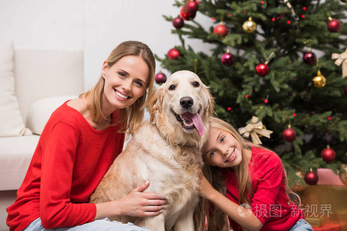 母亲和女儿拥抱狗