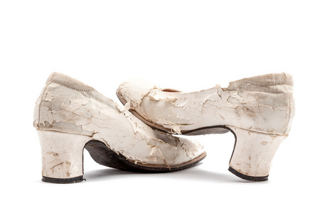 双破旧的鞋子照片