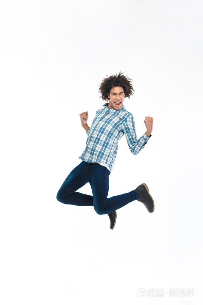 欢快的美国男人跳跃