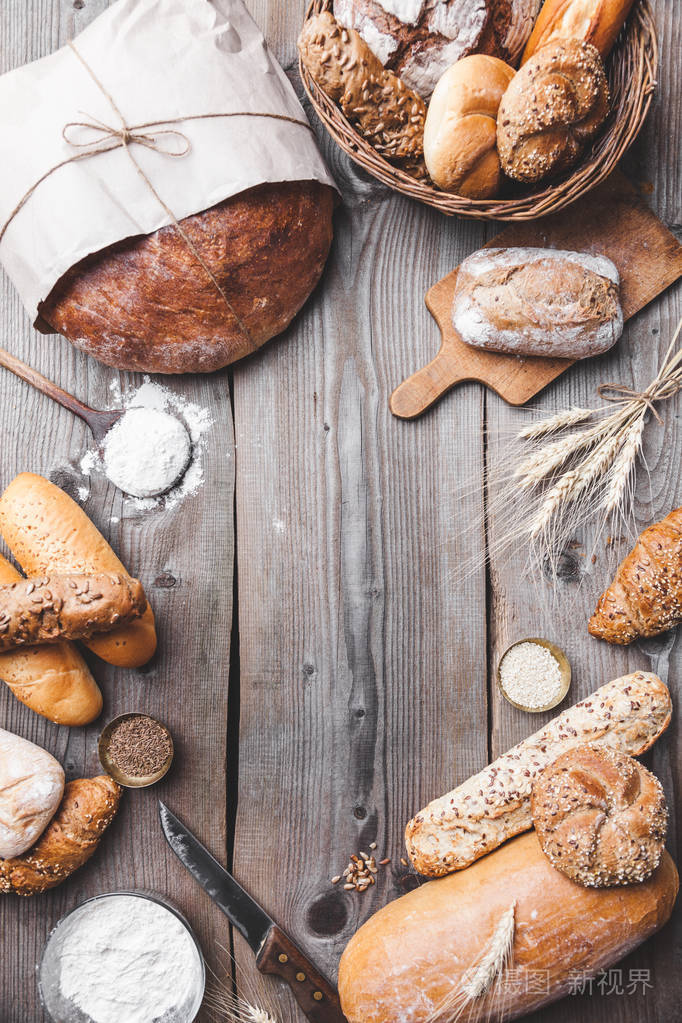 美味的新鲜面包,木制背景