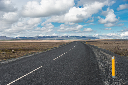 孤立的公路和山地景观在冰岛