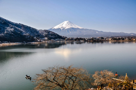 富士山秋季在河口湖雪山, 富士山是著名的日本山, 旅游人士称富士山为