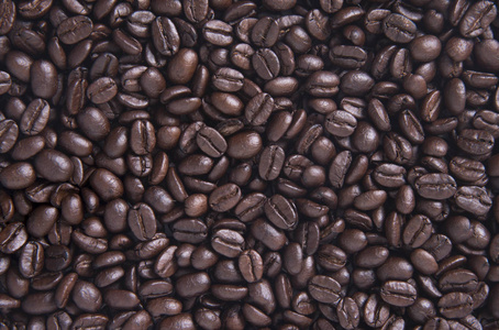 关闭了阿拉比卡咖啡豆为背景