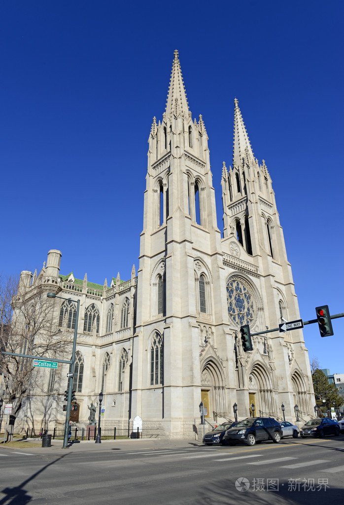 教堂的尖顶在蓝蓝的天空照片-正版商用图片0dffip-摄图新视界