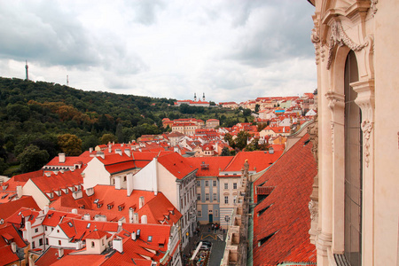 全景图的布拉格用红色屋顶的房子