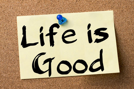 生活是美好的-不干胶标签固定在公告板上照片