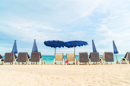 美丽的豪华伞和坐在椅子上海滩