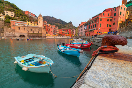 海岸的利古里亚海 Vernazza 城镇