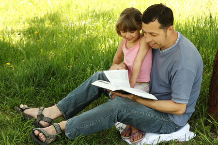 父亲带女儿看书