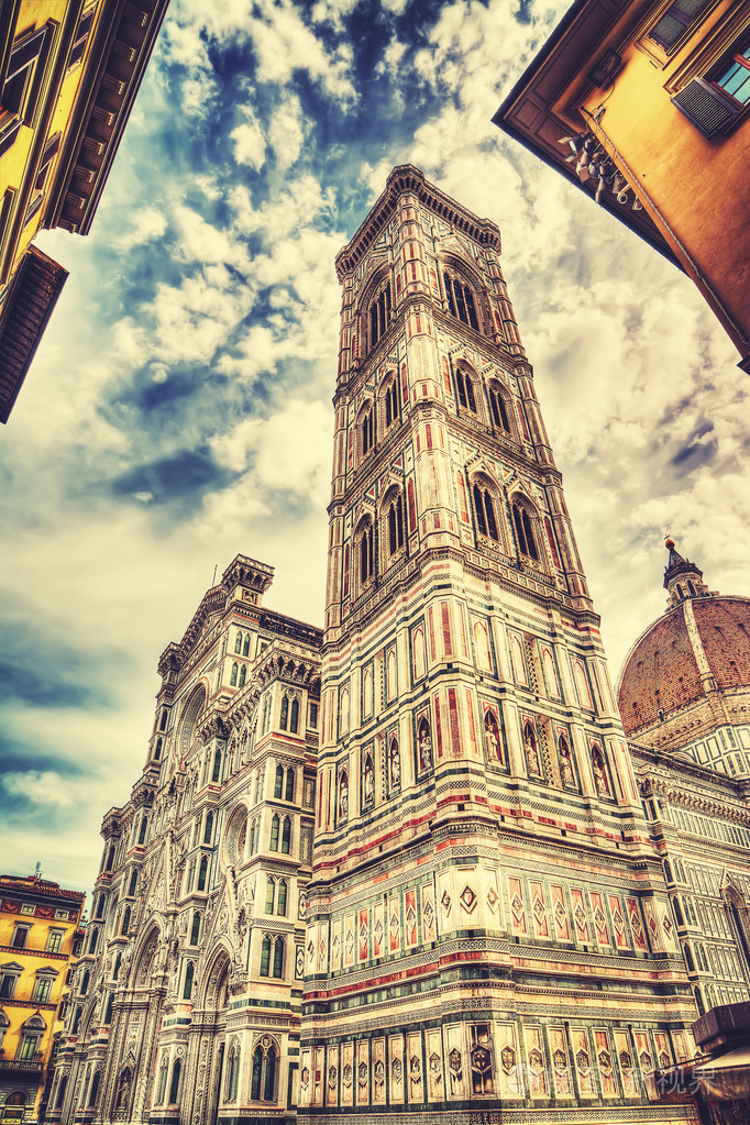 下一个戏剧性的天空在佛罗伦萨圣母百花大教堂照片-正版商用图片0dfk3