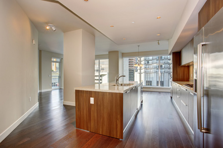 完美的现代厨房与硬木地板图片