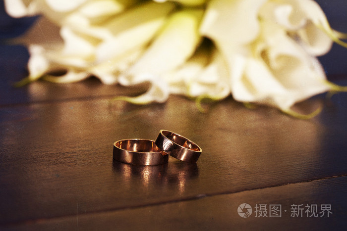结婚戒指和一束洁白的百合花照片 正版商用图片0dfmzj 摄图新视界