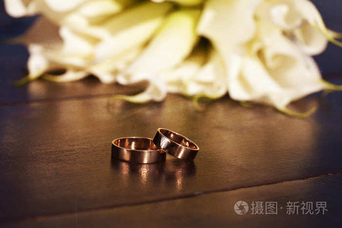 结婚戒指和一束洁白的百合花照片 正版商用图片0dfmzj 摄图新视界 结婚戒指和一束洁白的百合花照片 正版商用图片0dfmzj 摄图新视界