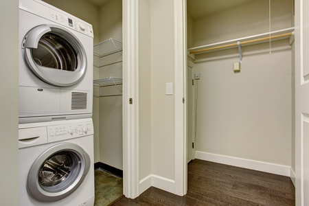 房蓝色地下室洗衣间洗衣房用洗衣机干衣机和柱面折叠门洗衣间和办公室