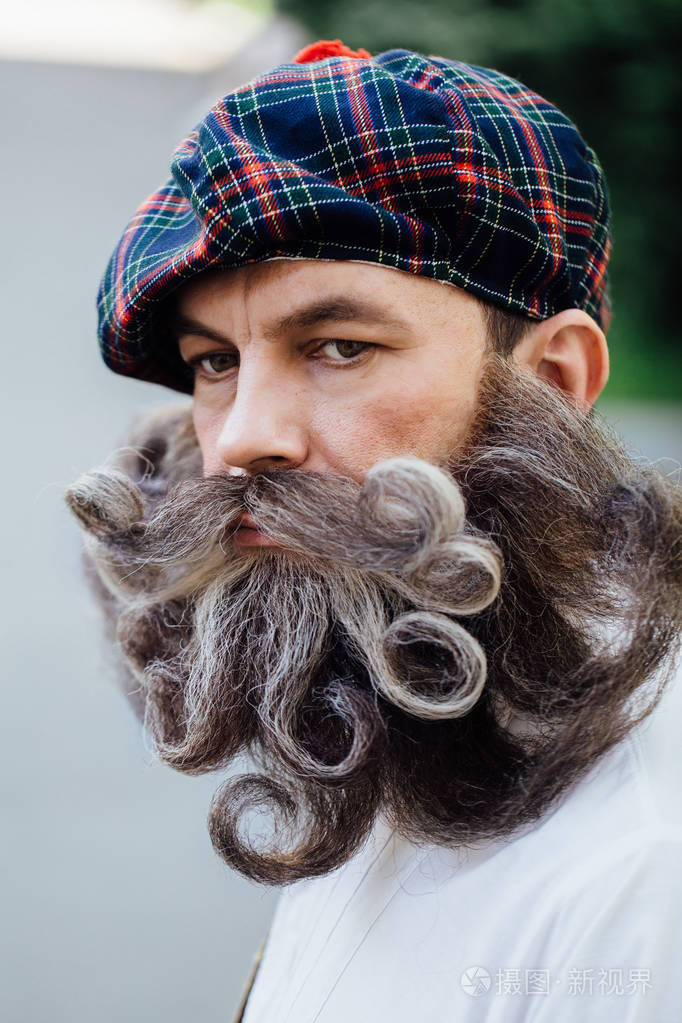 一个勇敢的苏格兰人卷发令人惊异的胡须在匈牙利风格的英俊肖像照片-