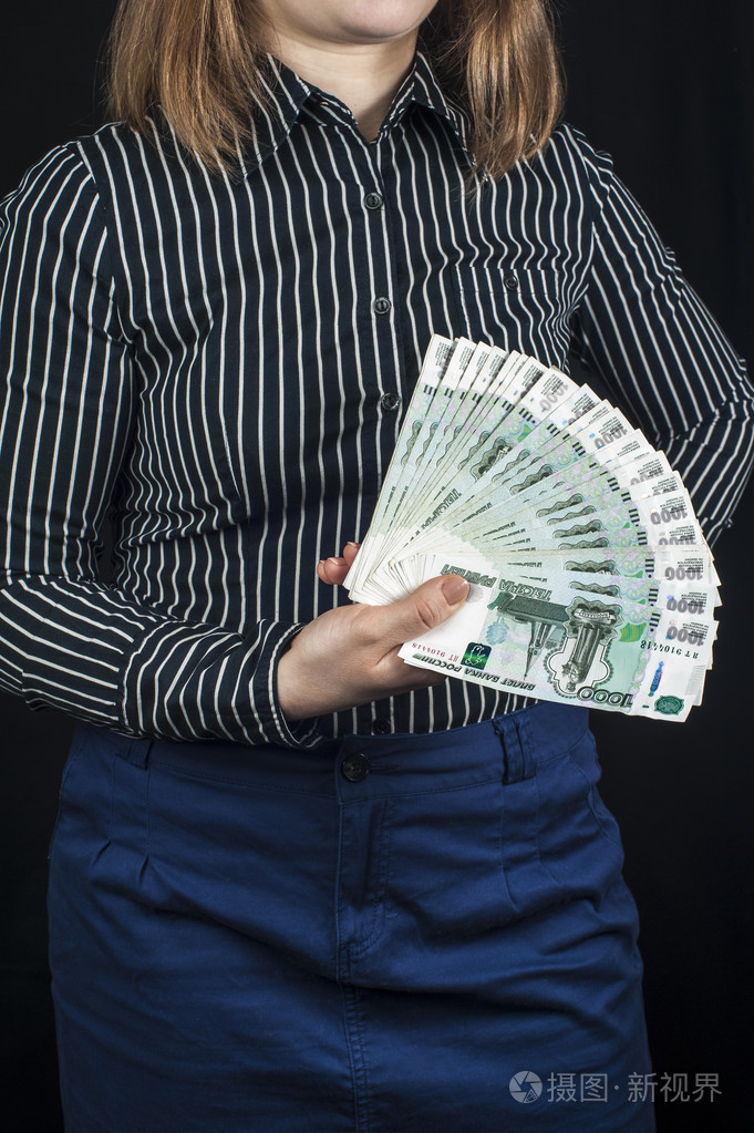 女人拿着一沓钱俄罗斯卢布钞票金融主题