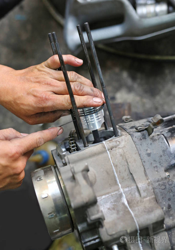 机修工修理摩托车的发动机