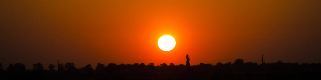 夕阳与太阳和光橙色和金色的云彩