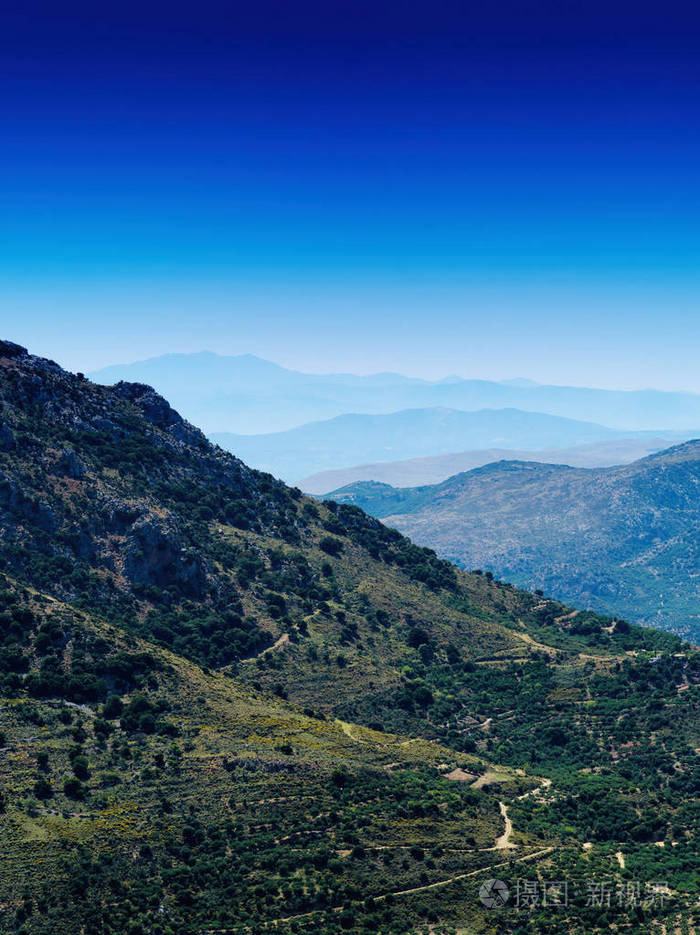 垂直生动清晰夏天山山山脊景观