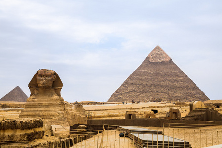 埃及的金字塔和狮身人面像