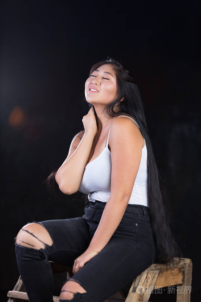 美丽曲线女孩黑头发性格开朗