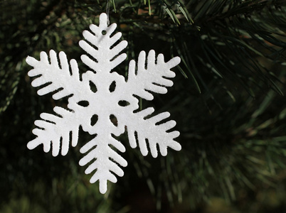 圣诞树上装饰玩具白色雪花在杉树上