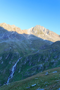 山 Zopetspitze 和日出在奥地利陶恩山阿尔卑斯高山流