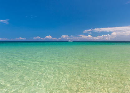在热带小岛的海滩。清除，碧水蓝天。美丽的度假胜地