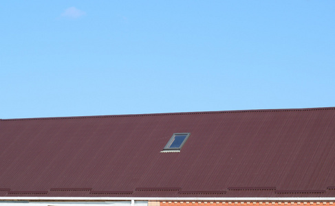 屋顶的金属板。现代类型的屋面材料