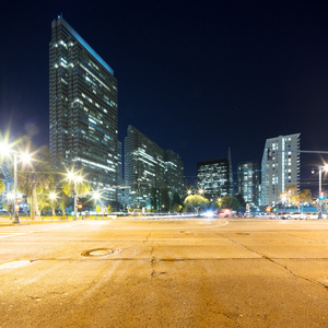 城市道路与城市景观的旧金山在晚上